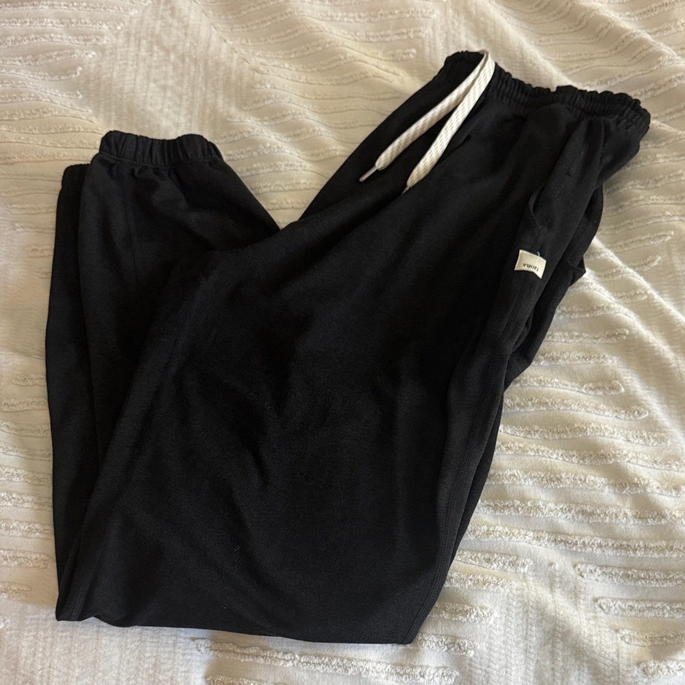 Vuori Women’s Black joggers with White Drawstring